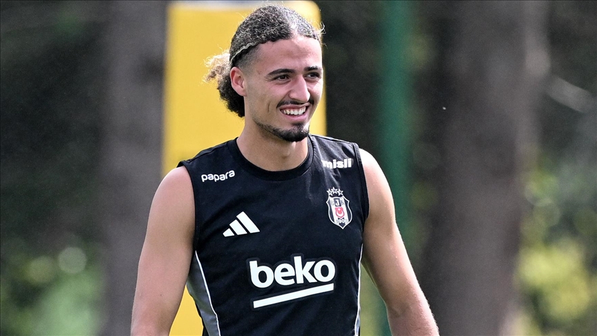TAYLAN BULUT AYRILABİLİR Beşiktaş'ta Sergen Yalçın teknik direktörlük görevine getirilmeden 2 hafta önce transfer edilen Taylan Bulut, siyah-beyazlılardan ayrılabilir. Bonservisine 6 milyon Euro ödenen ve forma şansı bulmakta zorlanan 20 yaşındaki sağ bekin menajeri, Fanatik'e göre İstanbul'a geldi.