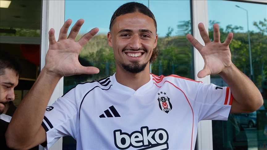 Taylan Bulut'un menajeri ve Beşiktaş yönetimi, oyuncunun geleceğiyle ilgili görüşme yapacak ve siyah-beyazlı idarecilerin kararına göre genç futbolcunun kariyer yol haritası belirlenecek. BONSERVİSİYLE AYRILMAK İSTİYOR Ayrılık kararı çıkması durumunda Taylan Bulut'un bonservisiyle birlikte takımdan ayrılmayı planladığı öğrenildi. TAYLAN BULUT'UN SEZON KARNESİ Bu sezon tüm kulvarlarda 9 maça çıkıp 536 dakika süre alabilen Taylan Bulut, 1 asistlik skor katkısı verdi.