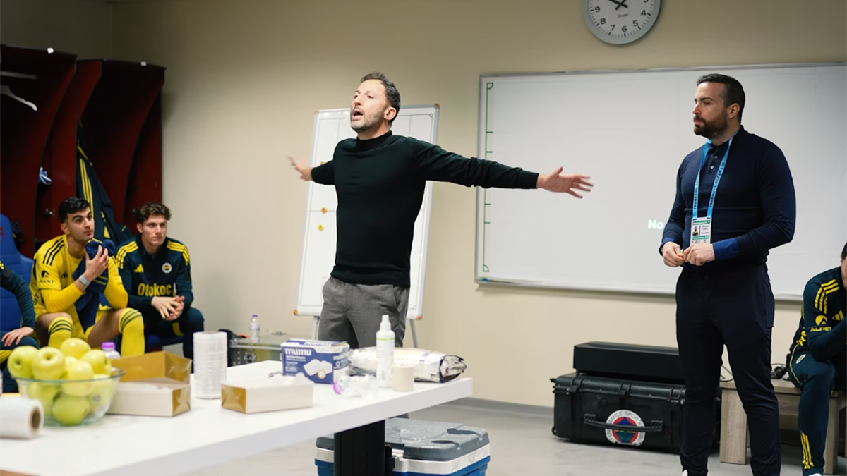 Beşiktaş ile Galatasaray derbisinin oynanacağı hafta Fenerbahçe'de yarın Samsunspor'u konuk edecek. Karşılaşma öncesi Domenico Tedesco'nun iyileşerek takımın başına dönmesi futbolcuların moralini yükseltti. İtalyan çalıştırıcının bu karşılaşmada öğrencilerinden net bir isteği var.