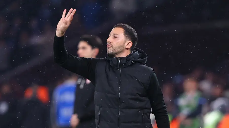 “Kerem'i tutmuyor, Musaba'yı tutmuyor, Nene'yi tutmuyor. Kimi tutuyor ağabey bu? Öbür hafta iyi oynayanı oynatmıyor. Gol atanı oynatmıyor. Oyuna girip iş yapanı yedek bırakıyor. Antalya'da oyuna girip gol atan Nene'ye sen bugün bekle diyor. Tuhaf değil mi? Sağ bek, sol bek oynuyor. Stoper, sol bek oynuyor. Sağ bek, orta saha oynuyor. Oğuz diye bir oyuncunun varlığından haberi yok, Amerika'da izler. Bu kadar mı kötü oyuncu bu çocuk? 2-0 gerideyken sol bekini, sağ ayağını sadece yürürken kullanacak Levent Mercan'ı sağ beke koyuyorsun. Oğuz'u yine oyuna sokmuyorsun.”