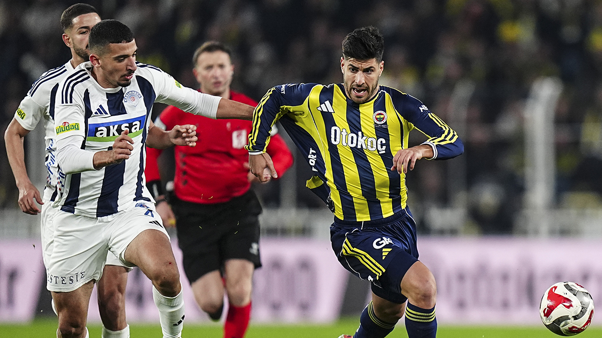 Fenerbahçe ritmini perşembe akşamı kaybetmişti! | Uğur Meleke Tedesco ilk devrede işlemeyen düzenini ikinci yarıda değiştirdi, 3-4-1-2’ye döndü. Savunmayı Yiğit-Guendouzi-Mert ile kurdu, bekleri Levent ve Semedo’yu yukarıda konumlandırdı. Nene’yi önce Talisca’nın yanına koydu, 75’ten sonra da sol kanat bek yaptı. 90+5’te Nene’nin asisti, Asensio’nun volesiyle golü buldu ama koruyamadı skoru. Tabii ki bu tablonun temelinde birçok teknik detay var ama ben manşete ‘ritim duygusu’nu koyarım. Tedesco’nun Trabzon’da oyun, oyuncu ve diziliş (4-3-1-2) seçimi çok başarılıyken, Nottingham önünde ayarlarla aşırı oynaması ritim kaybettirdi Fenerbahçe’ye. Futbolda ‘rotasyon’ da gerekli elbette. Ama ‘istikrar’ daha önemli bir kavram. (HÜRRİYET)