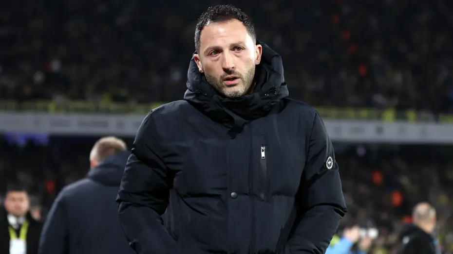 “Bilemiyorum. Asensio'yu belki adalesinde problem var diye oynatmadı, saygı duyabilirim. Ama 52 dakika oynayabilecek durumda bir oyuncu varsa, şampiyonluk yarışıysa, sevimsiz bir stattaysa (ismi dışında) Asensio'yla başlayabilirsin. Adalesinde bir problem varsa ki bandajı vardı, risk varsa erken değişiklik olmuyor mu bu sefer? Peki hep şey diyorlar ya: Şapkadan tavşan çıkardı, bir değişiklik yaptı... Bir kere de değişiklik yapmadan yen kardeşim.”