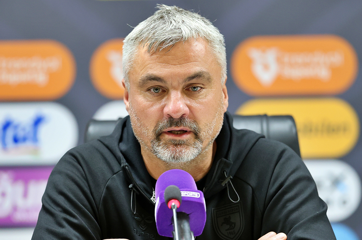 Samsunspor Hocasından Hakeme 'Kuralları Bilmiyor' Şoku: 'O Bayrak Niye Kalktı Hocam?'