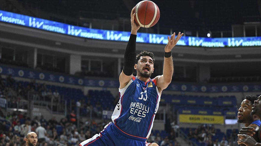 Anadolu Efes'te sakatlık: 3 hafta forma giyemeyecek