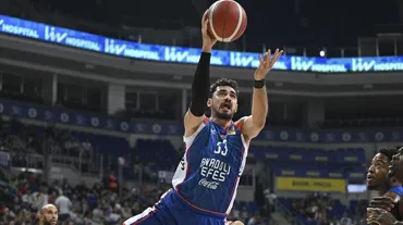 Anadolu Efes'te sakatlık: 3 hafta forma giyemeyecek
