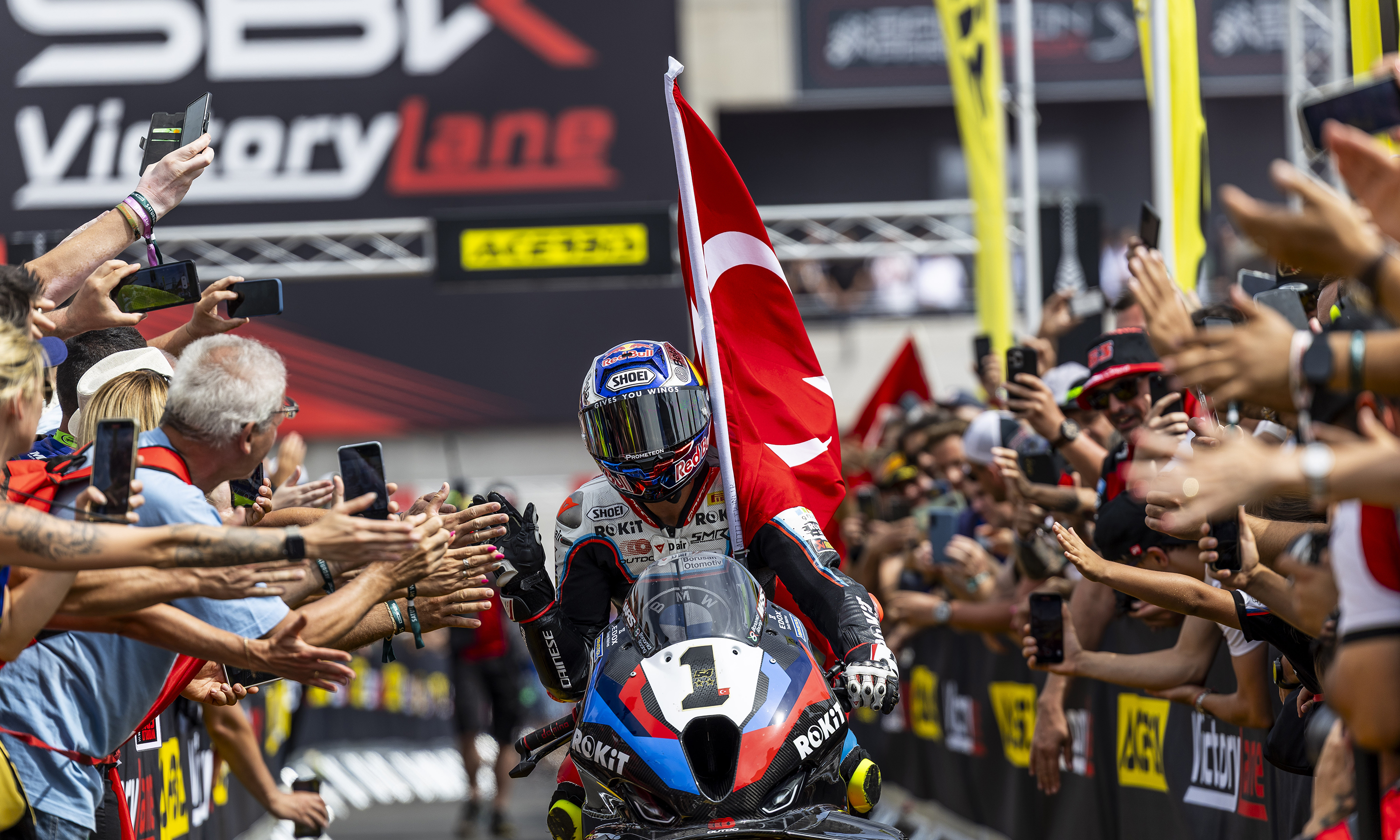 Toprak Razgatlıoğlu, Superbike Macaristan ayağının ilk yarışını kazandı