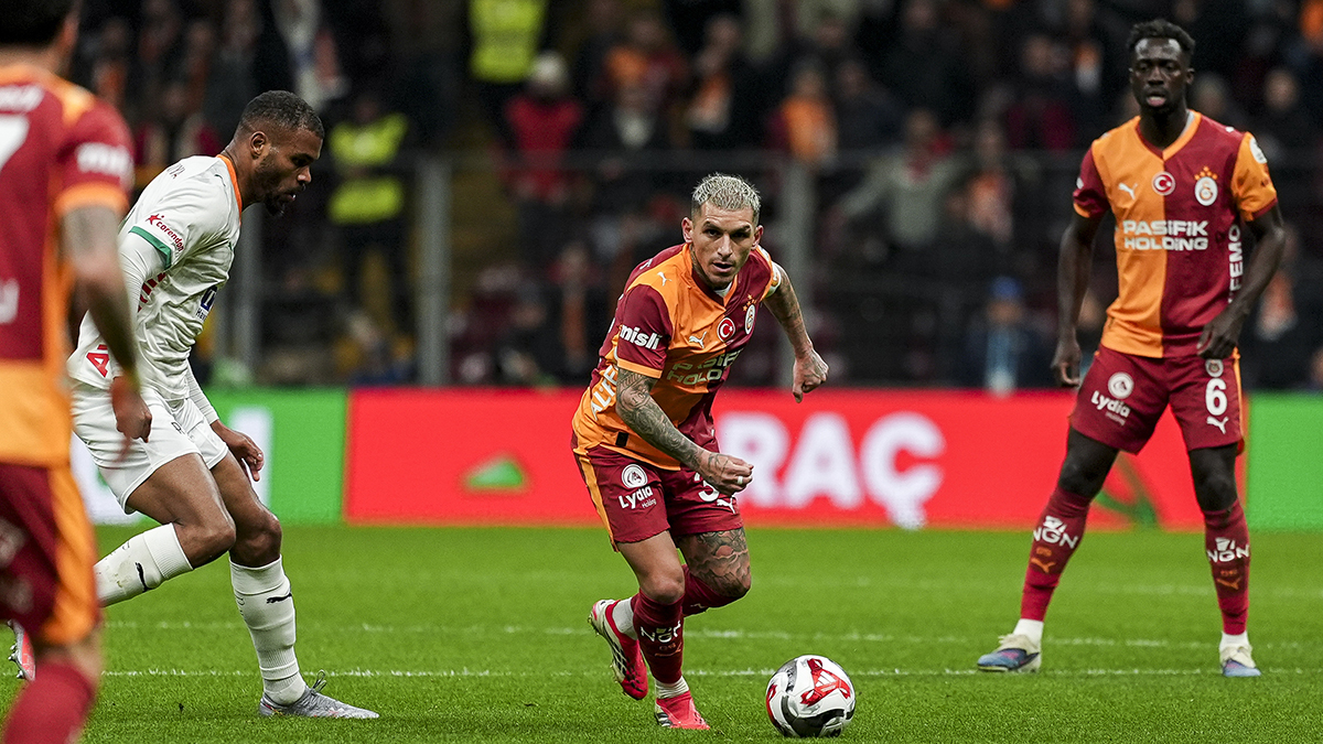 29. dakikada Torreira'nın Janvier'ye yaptığı faulde kart gerekir mi? Bülent Yıldırım: Sarı kart olması gerekirdi. Deniz Çoban: Bu çok net sarı kart. Sarıdan fazlası olmaz. Bahattin Duran: Hakemin elinde sarı kartla geliyor olması gerekirdi.