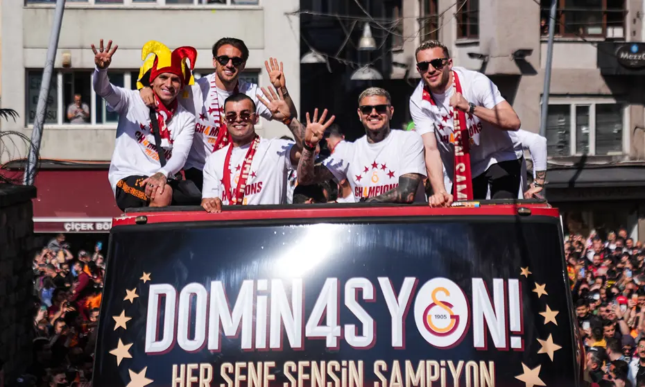 Şampiyon Galatasaray kupasına kavuştu: Dakika dakika şampiyonluk kutlaması - 5 Şampiyon Galatasaray kupasına kavuştu: Dakika dakika şampiyonluk kutlaması - 5