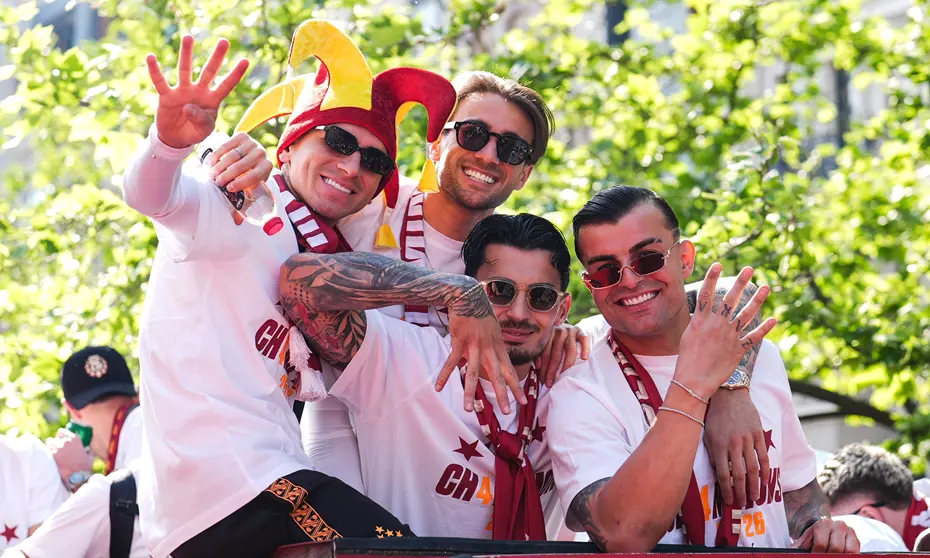 Şampiyon Galatasaray kupasına kavuştu: Dakika dakika şampiyonluk kutlaması - 6 Şampiyon Galatasaray kupasına kavuştu: Dakika dakika şampiyonluk kutlaması - 6