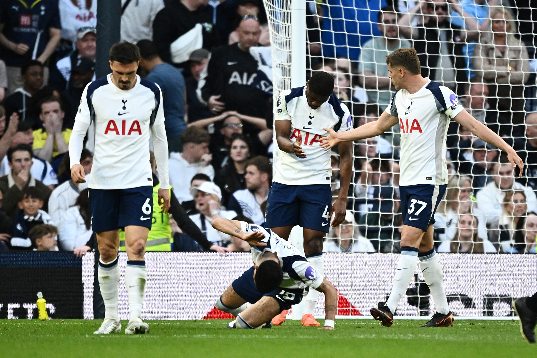 Ferdi Kadıoğlu'nun ilk 11'de başladığı maçta 4 gol: Tottenham küme düşme hattından kurtulamadı