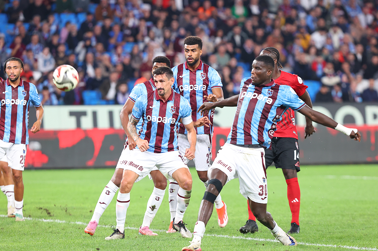 Olimpiyat'ın Issızlığında Bir Maç Başladı: Karagümrük-Trabzonspor'da Kimler Sahada?