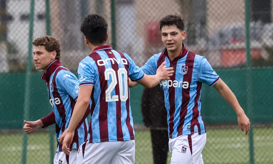 U19 derbisinde Trabzonspor, Fenerbahçe'yi duraklamada yıktı! 90'dan sonra 3 gol geldi - 2 U19 derbisinde Trabzonspor, Fenerbahçe'yi duraklamada yıktı! 90'dan sonra 3 gol geldi - 2