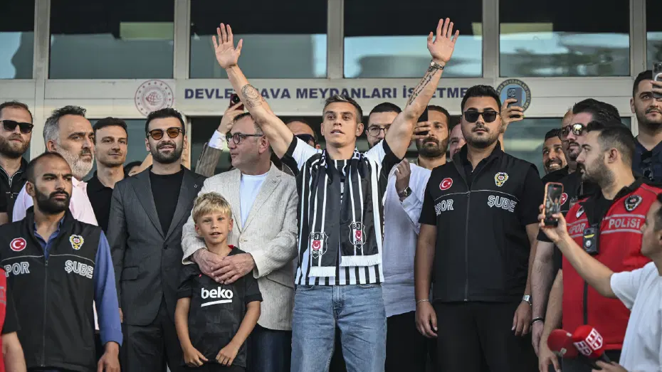 Beşiktaş'ın yeni transferi Leandro Trossard, İstanbul'a geldi - 2