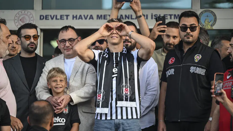 Beşiktaş'ın yeni transferi Leandro Trossard, İstanbul'a geldi - 3