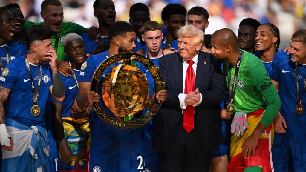 Chelsea ve PSG'li futbolcuların Donald Trump'a kürsüde yaptığı hareket olay oldu