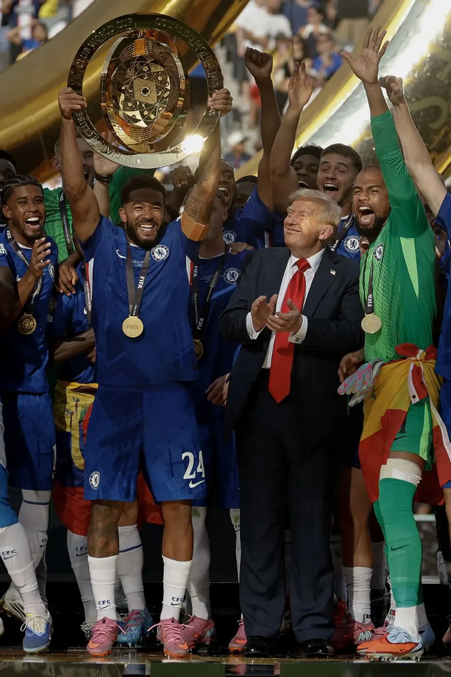 Chelsea ve PSG'li futbolcuların Donald Trump'a kürsüde yaptığı hareket olay oldu - 5