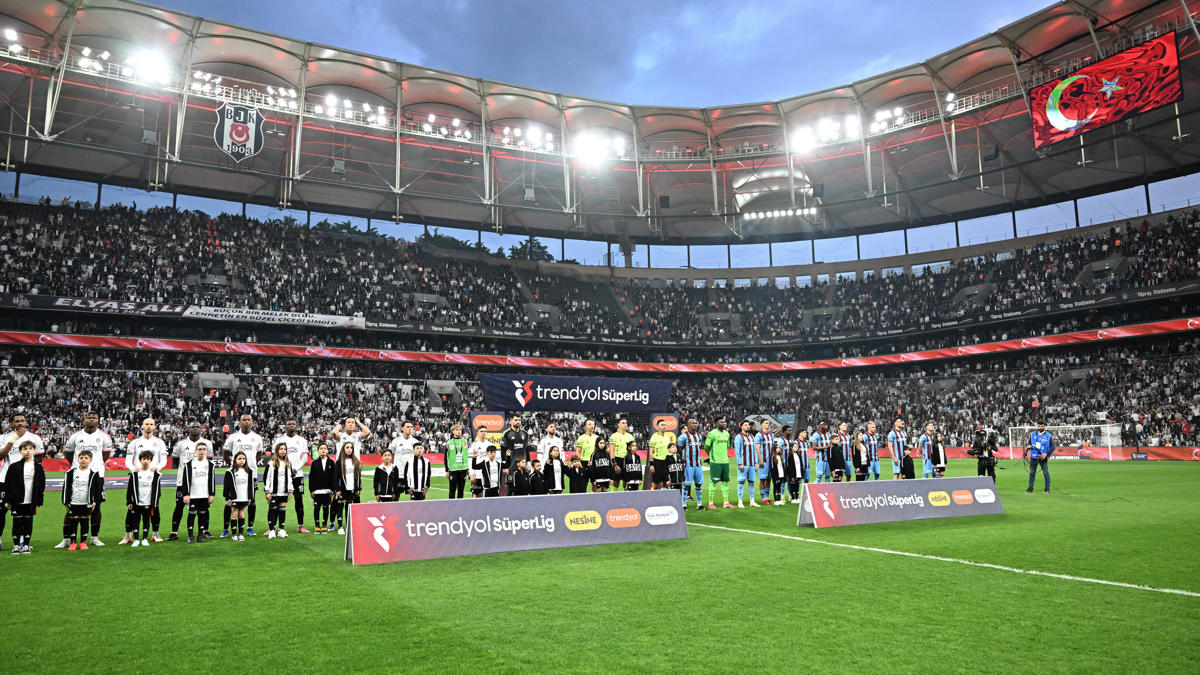 Beşiktaşlı taraftarlar dediğini yaptı! Büyük protesto ve istifa sesleri