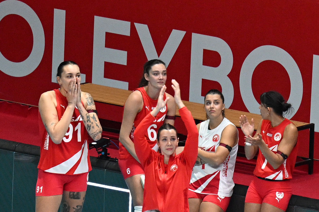 Voleybol maçında korku dolu anlar: Herkes endişeyle o bölgeye odaklandı