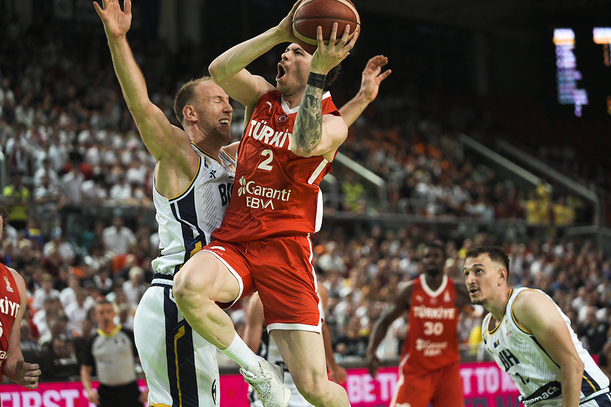 Türkiye, Bosna Hersek'i 82-75 yenerek FIBA 2027 Dünya Kupası Avrupa Elemelerinde liderliği garantiledi