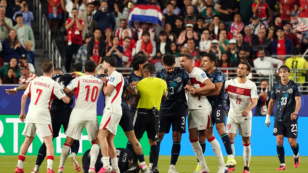 Türkiye maçında akılalmaz olay! Paraguaylı futbolcu, hakemin saatini alıp gittiTürkiye maçında akılalmaz olay! Paraguaylı futbolcu, hakemin saatini alıp gitti