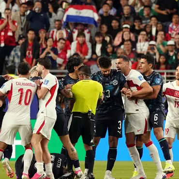 Türkiye maçında akılalmaz olay! Paraguaylı futbolcu, hakemin saatini alıp gittiTürkiye maçında akılalmaz olay! Paraguaylı futbolcu, hakemin saatini alıp gitti