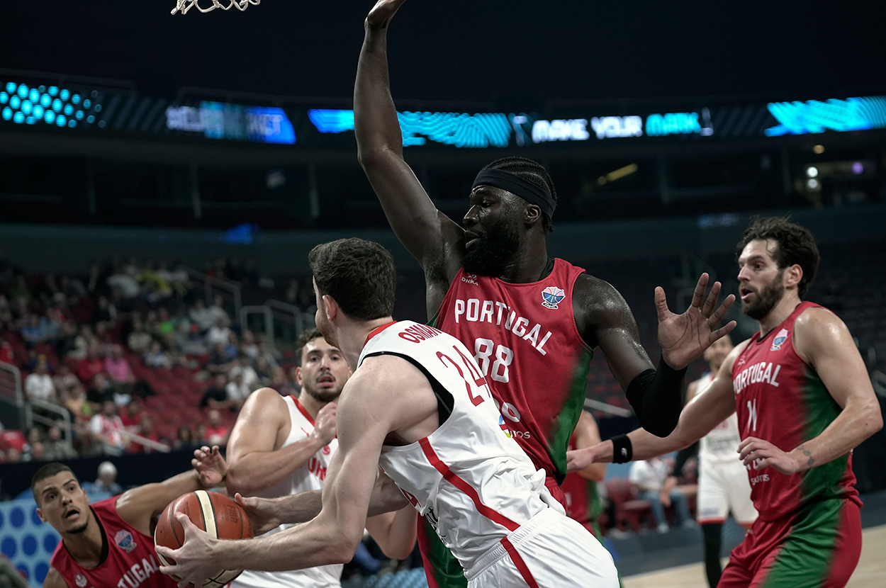 12 Dev Adam, EuroBasket 2025'te tarihi farkla son 16 turunda