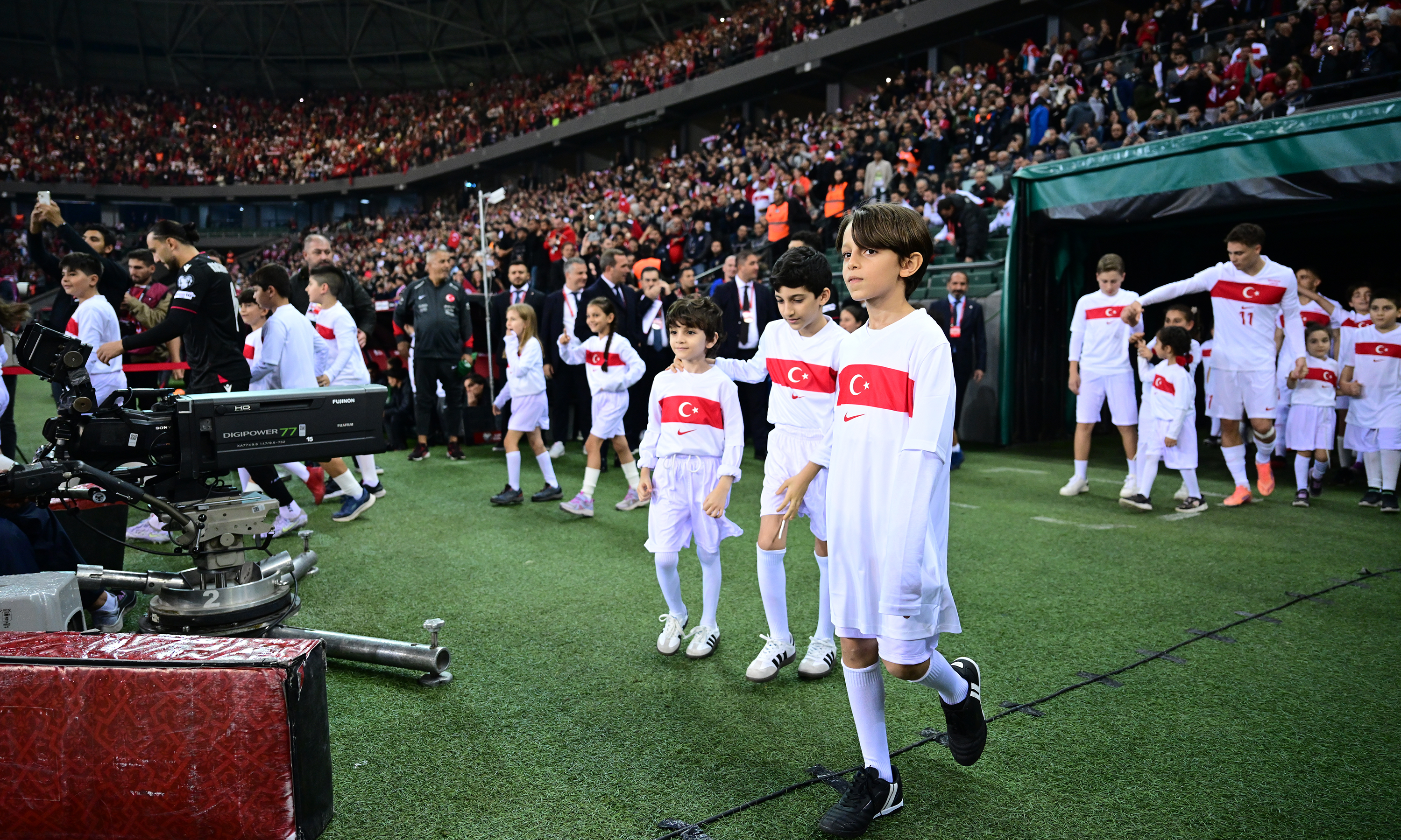 Milli Maç Değil, Sanki Düğün Dernek! Montella'dan Sürpriz Kadro, Hakan Plaket Şampiyonu!