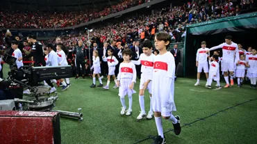 Türkiye - Gürcistan maçında Filistinli çocuklar seremonide sahaya çıktı