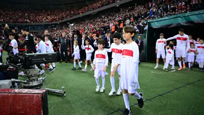 Türkiye - Gürcistan maçında Filistinli çocuklar seremonide sahaya çıktı