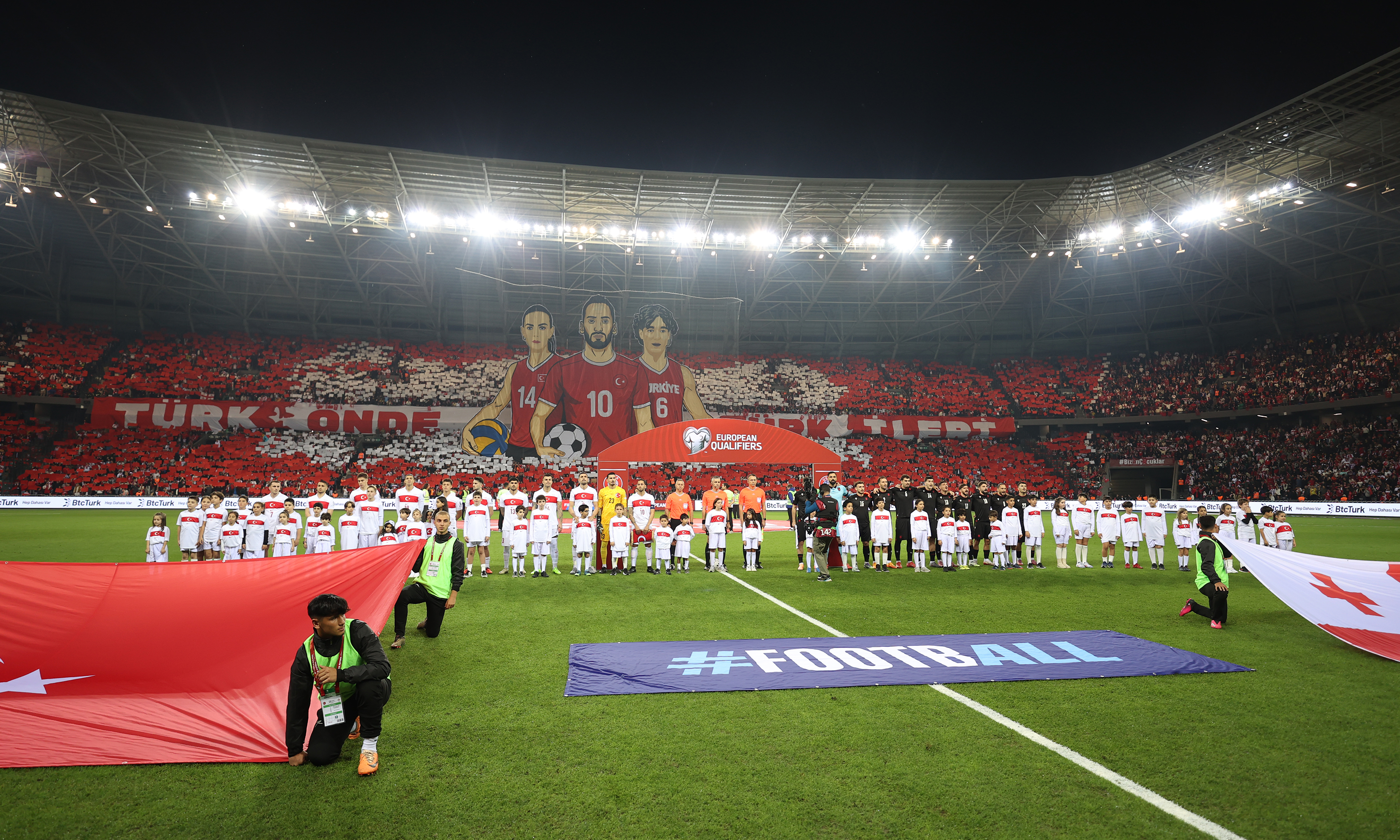 Gürcistan maçı öncesi Kocaeli'de taraftarlardan muhteşem koreografi: "Türk önde Türk ileri"