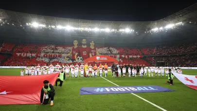 Gürcistan maçı öncesi Kocaeli'de taraftarlardan muhteşem koreografi: "Türk önde Türk ileri"