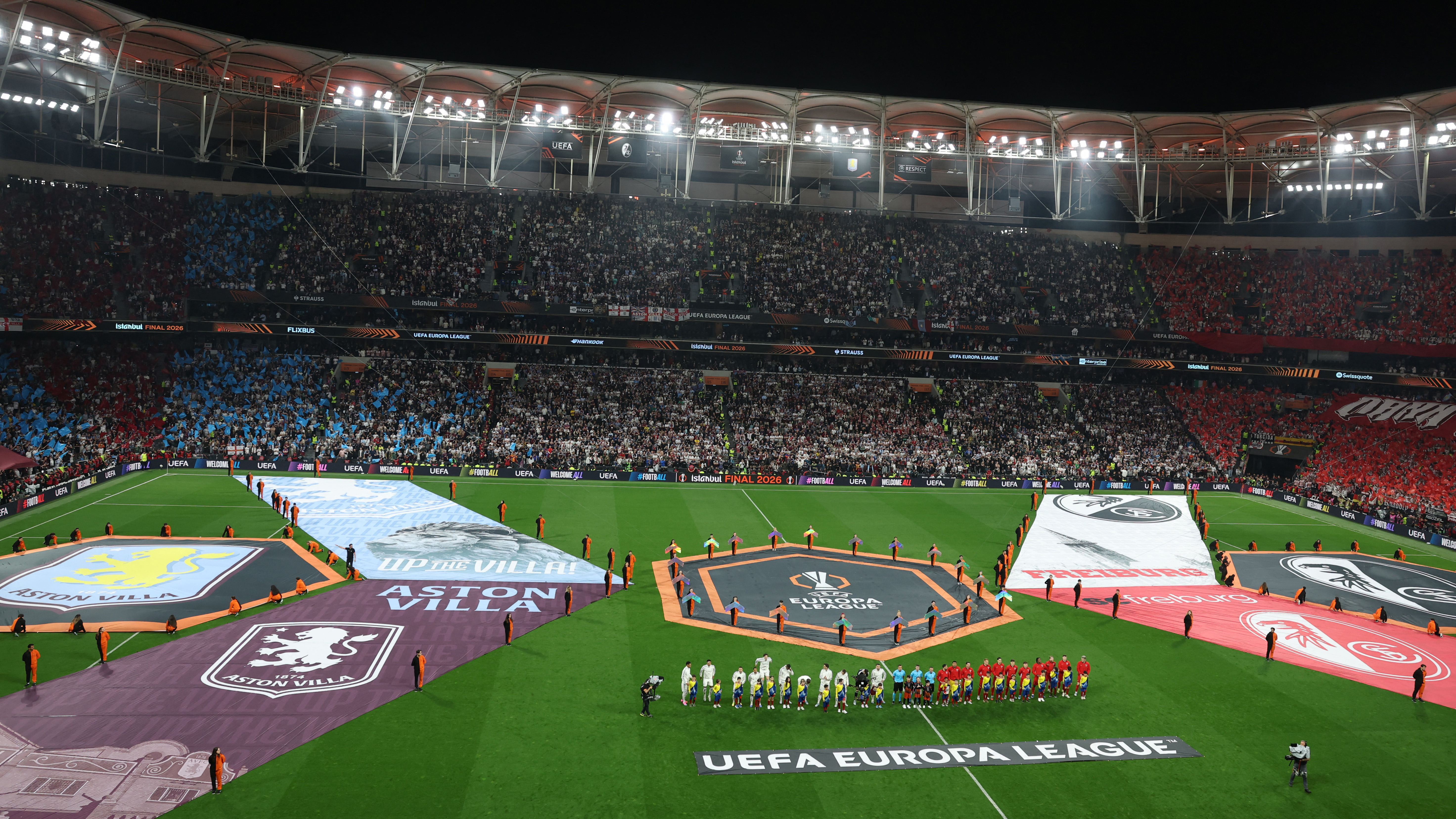 Avrupa Ligi finalinde tribünler tıklım tıklım: İstanbul'daki atmosfer herkesi büyüledi
