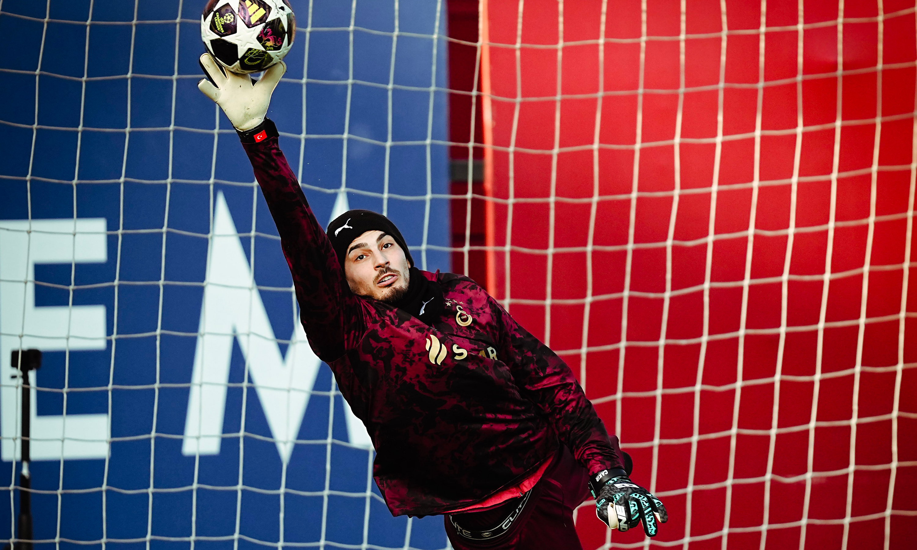 Galatasaray, UEFA Şampiyonlar Ligi son 16 play-off turu rövanşında 25 Şubat Çarşamba günü deplasmanda İtalya'nın Juventus ekibiyle oynayacağı maçın hazırlıklarını sürdürdü.