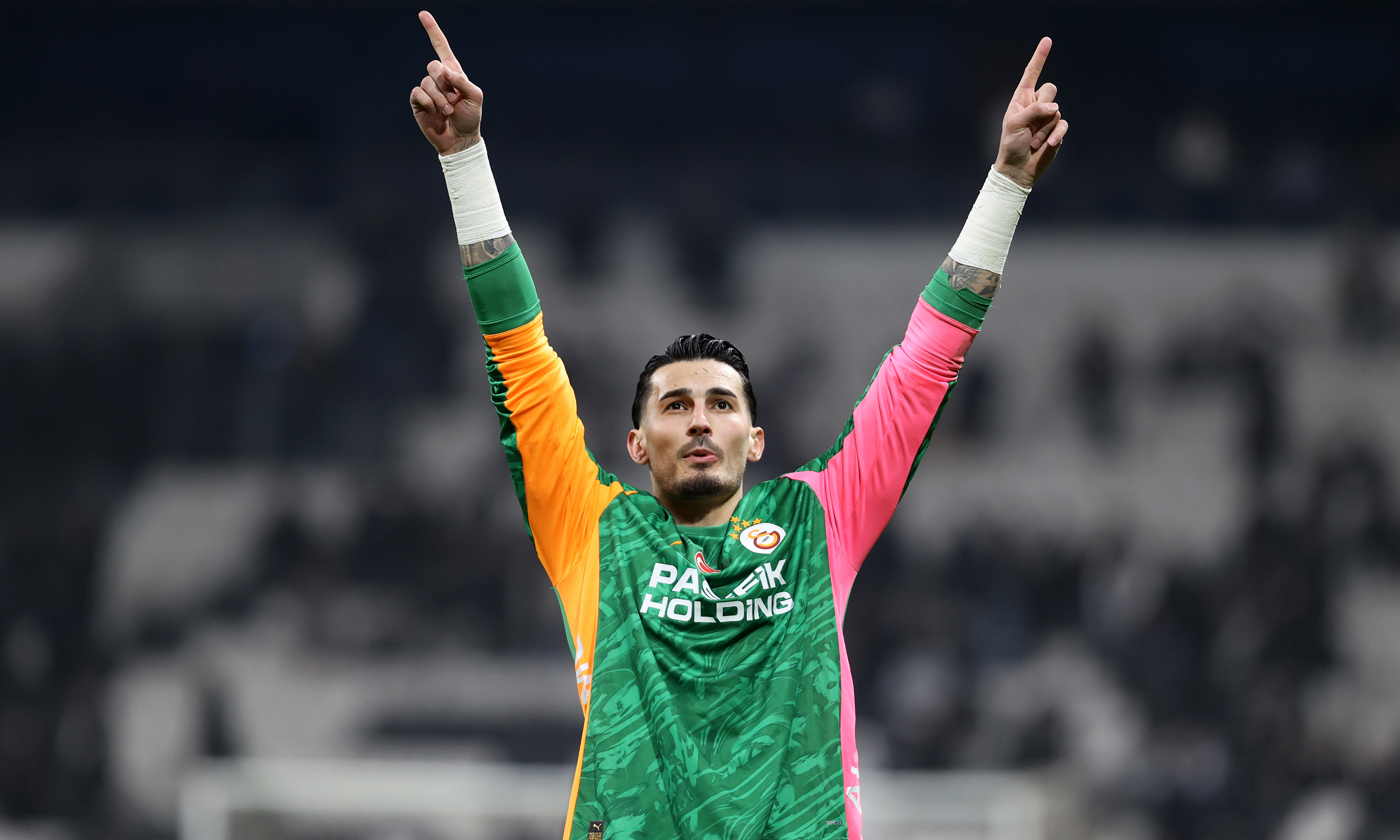 Derbide kalesini gole kapatan Uğurcan Çakır, \