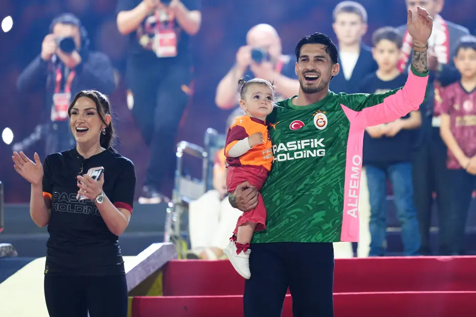 Şampiyon Galatasaray kupasına kavuştu: Dakika dakika şampiyonluk kutlaması - 27 Şampiyon Galatasaray kupasına kavuştu: Dakika dakika şampiyonluk kutlaması - 27