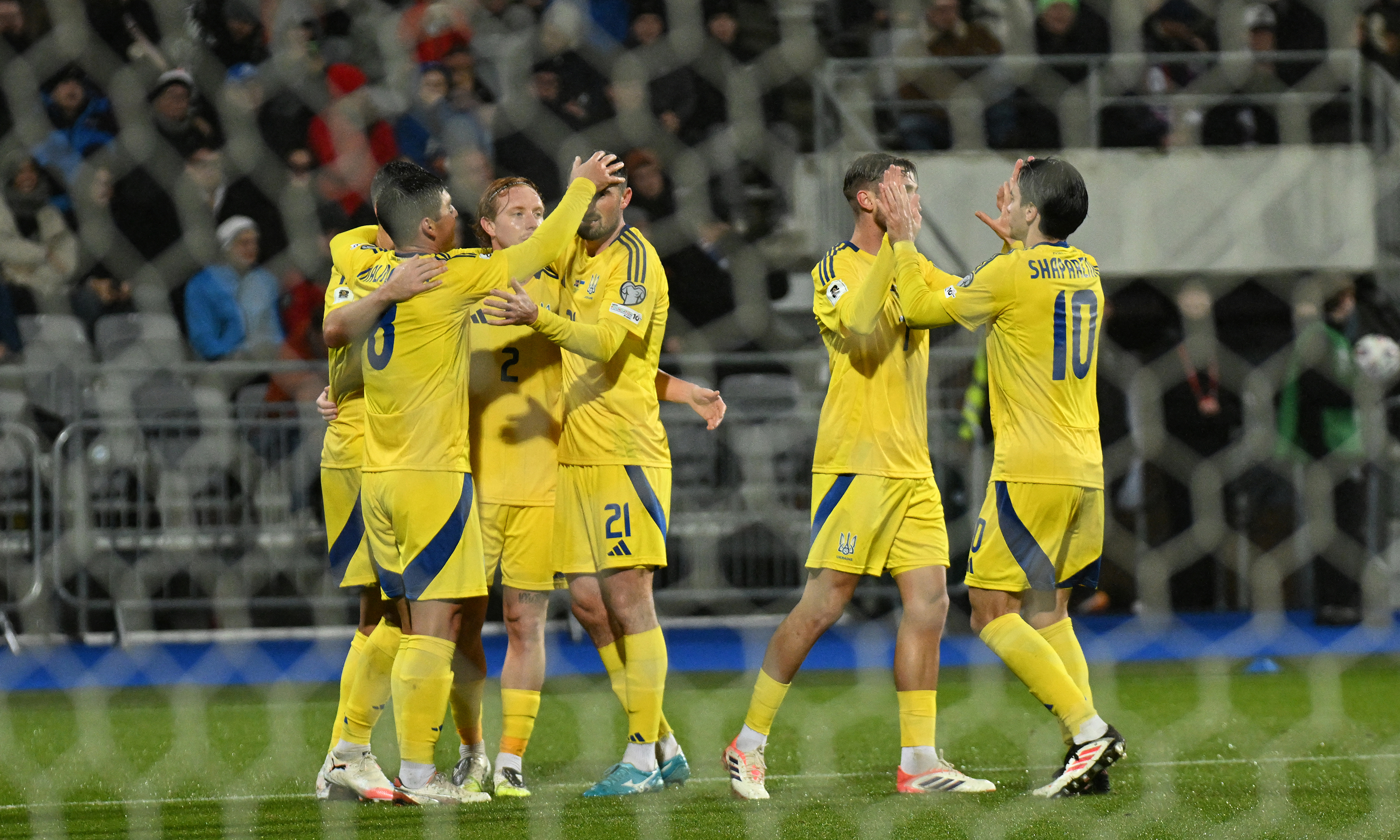 Ukrayna ilk galibiyetini 5 golle aldı