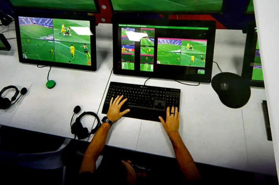 VAR sisteminde devrim niteliğinde değişiklik: Futbolun ayarlarıyla oynayacak 4 madde - 4 VAR sisteminde devrim niteliğinde değişiklik: Futbolun ayarlarıyla oynayacak 4 madde - 4