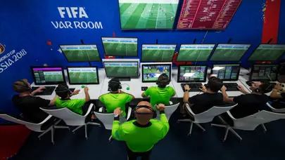 VAR sisteminde devrim niteliğinde değişiklik: Futbolun ayarlarıyla oynayacak 4 madde VAR sisteminde devrim niteliğinde değişiklik: Futbolun ayarlarıyla oynayacak 4 madde