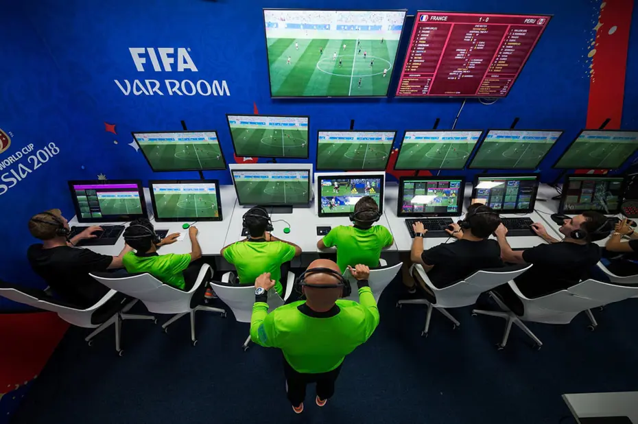 VAR Sisteminde Devrim: Futbolun Kurallarını Değiştirecek 4 Önemli Madde 1 VAR sisteminde devrim niteliğinde değişiklik: Futbolun ayarlarıyla oynayacak 4 madde
