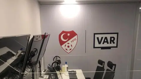 Galatasaray-Kasımpaşa maçının VAR ve AVAR hakemleri belli oldu | Hatay Masası analizi