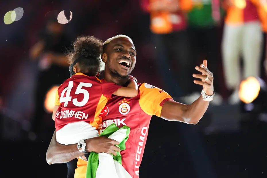 Şampiyon Galatasaray kupasına kavuştu: Dakika dakika şampiyonluk kutlaması - 43 Şampiyon Galatasaray kupasına kavuştu: Dakika dakika şampiyonluk kutlaması - 43