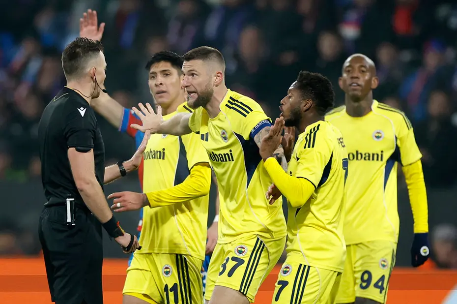 Çek futbolcu hakemle konuşmasını anlattı: Fenerbahçe maçındaki skandal penaltı kararının ardından olay yorum - 2