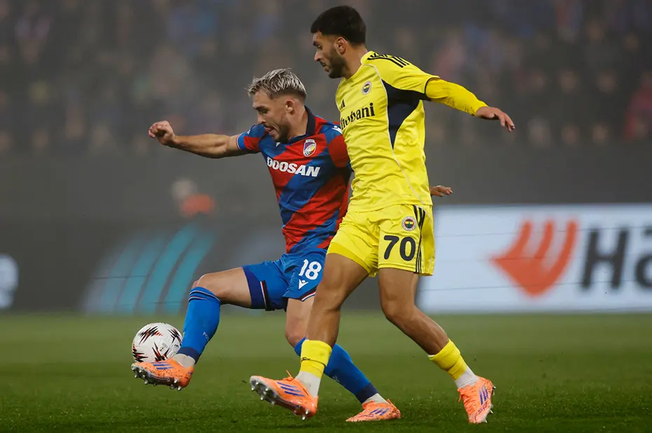 Çek futbolcu hakemle konuşmasını anlattı: Fenerbahçe maçındaki skandal penaltı kararının ardından olay yorum - 5