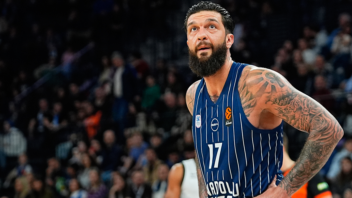 Anadolu Efes'te 5. ayrılık: Vincent Poirier ile vedalaşıldı