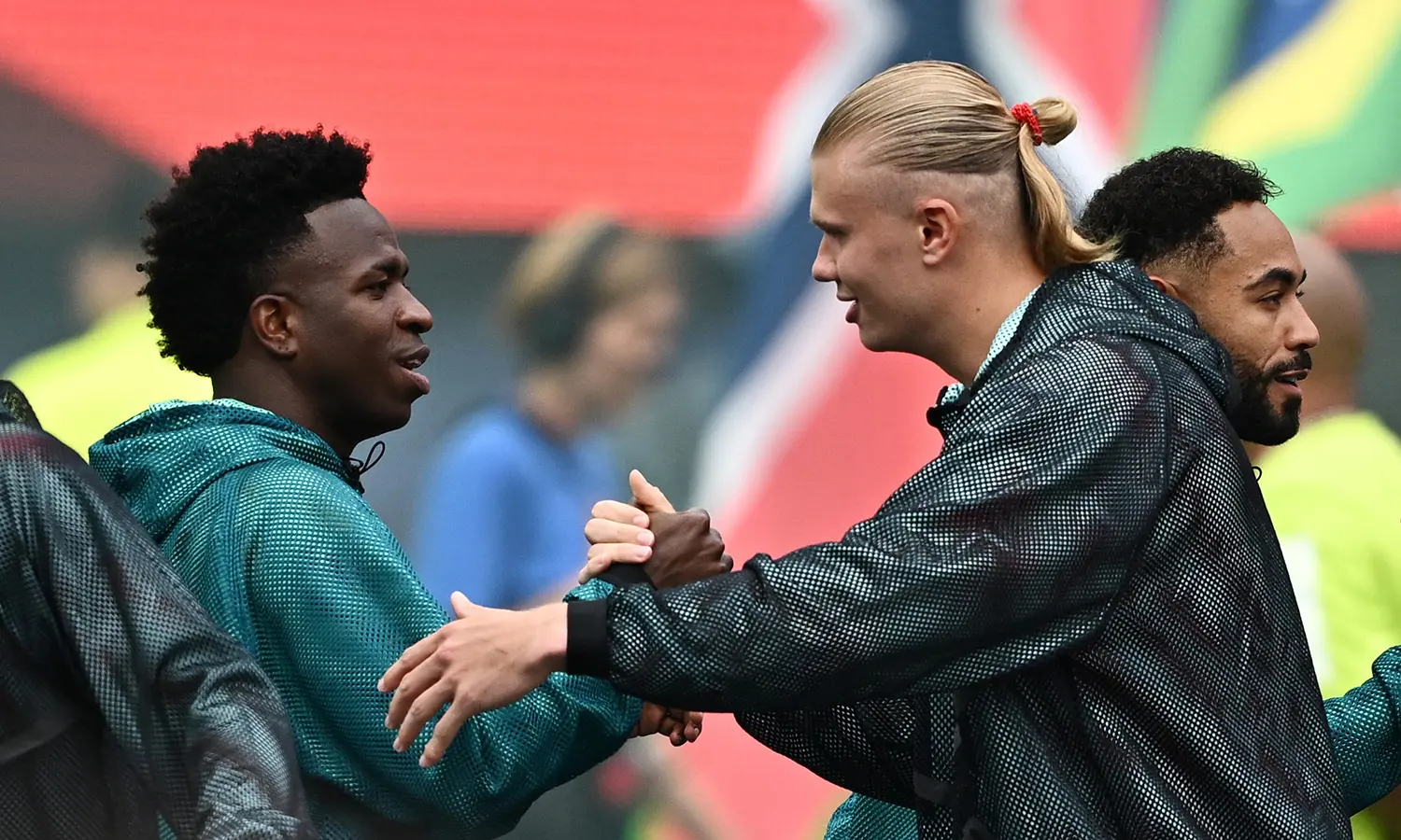 İki futbolcu maç öncesi sahada tokalaşırken yakın plan