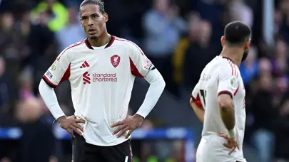 Futbol efsanesi van Dijk'ı topa tuttu: "Karakteri yumuşak, lider değil"