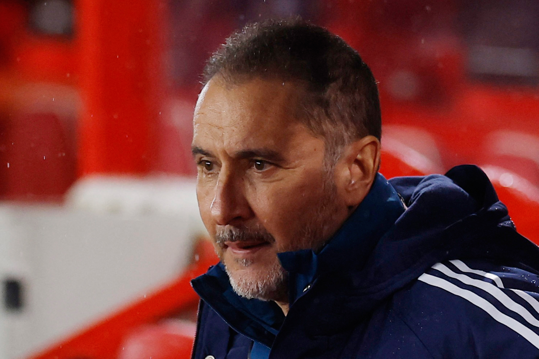 Sky Sports ve Daily Mail ise Nottingham Forest Teknik Direktörü Vitor Pereira'nın maçtaki rotasyonlu kadrosunu ön plana çıkardı. Sky Sports'taki haberde, “Vitor Pereira, geçen hafta İstanbul'da 3-0'lık galibiyet elde etmiş olmanın avantajıyla rotasyon yapma lüksüne sahipti, ancak performanslar arasındaki fark büyüktü. Forest, kendi zorluklarının da mimarıydı ve görünüşte basit bir görevi son derece zor hale getirdi.” ifadeleri yer aldı. Dail Mail'deki haberde maça ilişkin şu ifadeler kullanıldı, “Vitor Pereira'nın Nottingham Forest teknik direktörü olarak balayı dönemi tam olarak 225 dakika sürdü. Avrupa Ligi'nde son 16 turuna zar zor yükselmiş olabilirler ancak Pereira'nın teknik direktörlük görevindeki üçüncü maçında Forest, hiç de ikna edici bir performans sergileyemedi ve Kerem Aktürkoğlu'nun golüyle devreye geride girerek taraftarlar tarafından yuhalandı.\