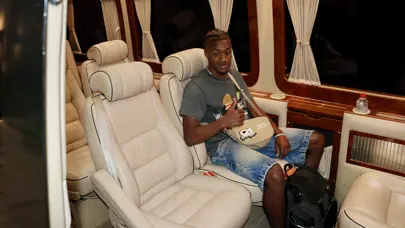 Trabzonspor'un yeni transferi şehre geldi: "Son teklifi bekliyorduk, her şey çok çabuk oldu"