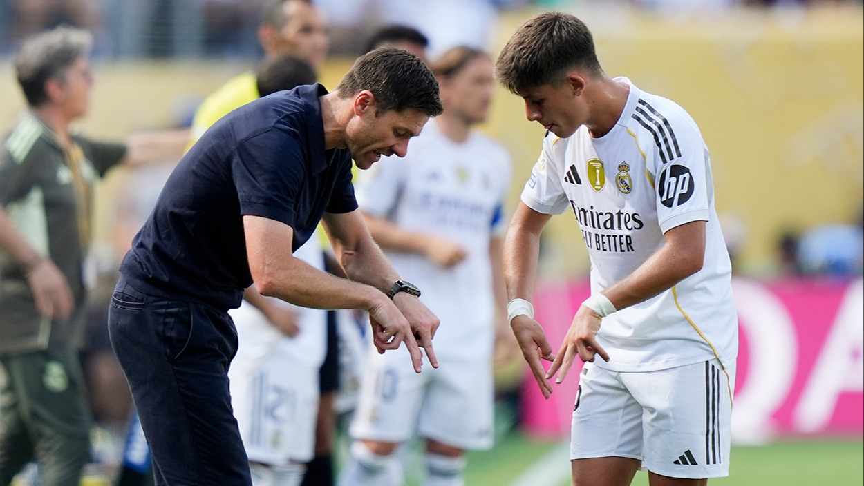 Xabi Alonso'dan 'Altın Çocuk' Operasyonu: Real Soyunma Odası 'Hocam Bi' Bize Bak!' Diyor!