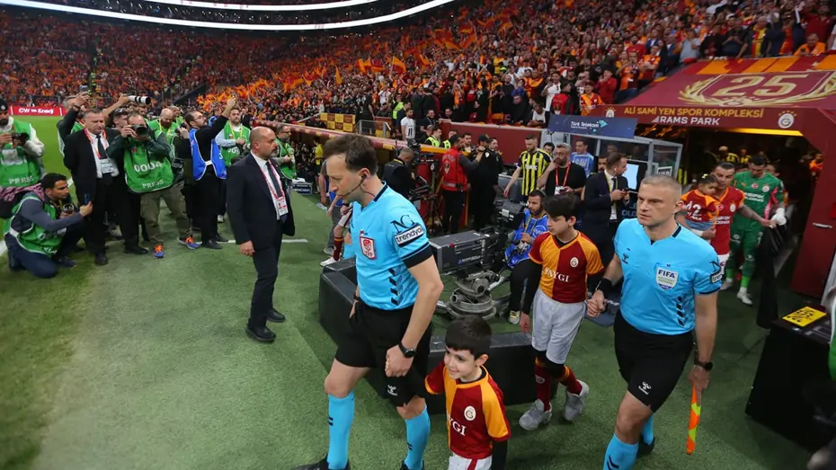 Trio ekibi, Yasin Kol'a ateş püskürdü! Derbide 1 penaltı, tam 5 kırmızı kart atlandı - 3